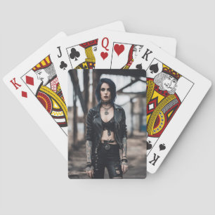 Gothic Meisje poseren voor oude Bridge Pokerkaarten