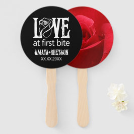 Gothic Red Rose Liefde bij First Bite Bruiloft Handwaaier