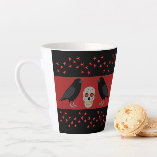 Gothic Skull and Guardian Ravens Halloween Latte Mok (In situ)