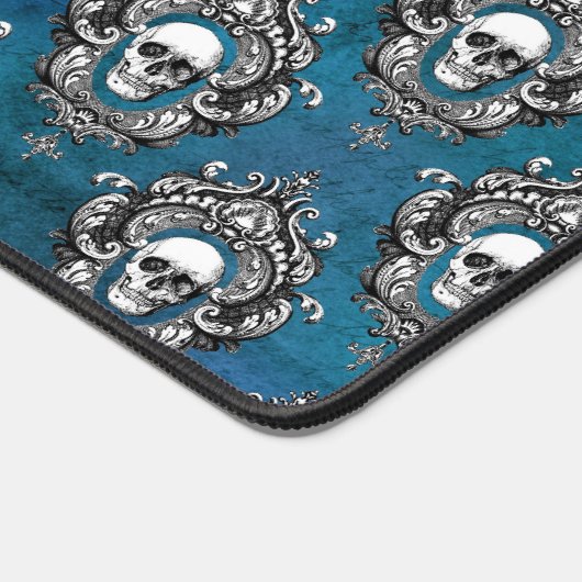 Gothic Skull Pattern op Blue Bureaumat (Hoek)