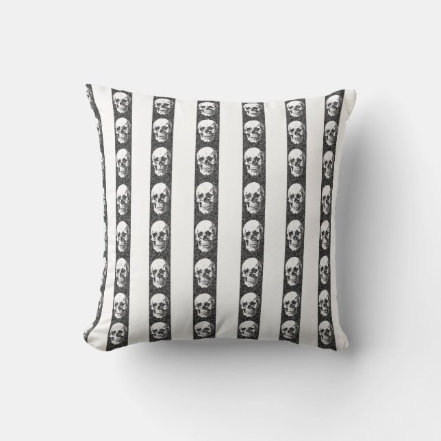 Gothic striped pattern with skulls kussen (Voorkant)