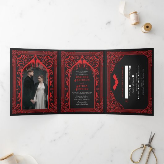 Gothic Vampire Cathedral Weddenschap Drieluik Uitnodiging (Binnen)