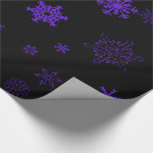 Gothic zwart omslagpapier met Paarse sneeuwvlokken Cadeaupapier (Hoek)