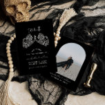 Gothique Enregistrer La Date, Noir Enregistrer La<br><div class="desc">Il s'agit d'une invitation gothique à sauver la date avec des mains squelettes et un design sombre moody. Modifiez la plupart du texte TOUTES les couleurs pour faire ce noir enregistrer la carte de date correspondant à vos besoins de l'événement style personnel. Sélectionnez "personnaliser ce modèle" pour voir toutes les...</div>