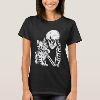 Gothische enge skelet die kat vasthoudt Halloween T-shirt
