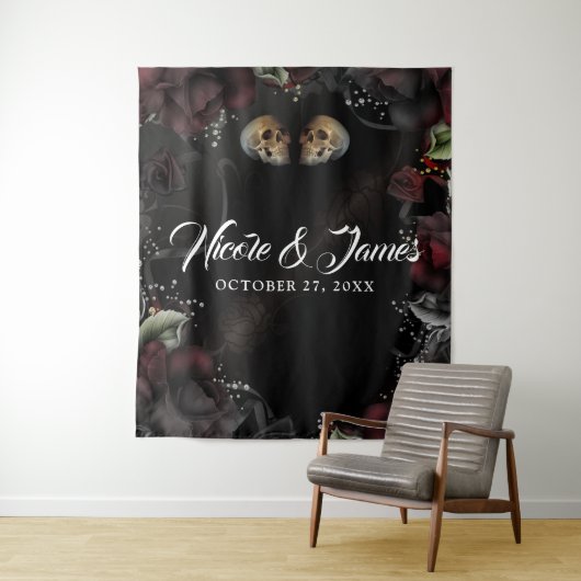 Gothische schedels rode zwarte rozen trouw achterg wandkleed (In situ)