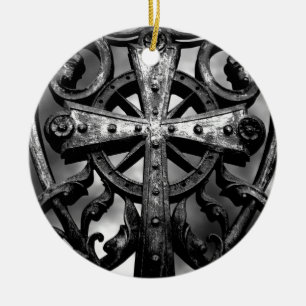 Gotisch kerkhof droogt ijzercelkruis in het hart keramisch ornament