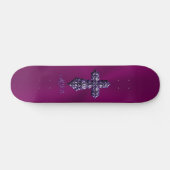 Gotisch kruis in reliëfdruk in Paars met monogram Skateboard (Horizontaal)