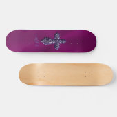 Gotisch kruis in reliëfdruk in Paars met monogram Skateboard (Horizontaal)