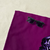 Gotisch kruis in reliëfdruk in Paars met monogram Strandlaken (In situ)