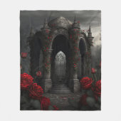 Gotische begraafplaats Gazebo met rode rozen bij n Fleece Deken (Voorkant)