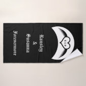 Gotische bruiloft gevleugeld hart Custom Monogramm Badhanddoek (Badhanddoek)