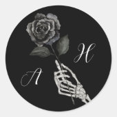 Gotische Halloween Zwart Bruiloft Skelet Hand Roos Ronde Sticker (Voorkant)