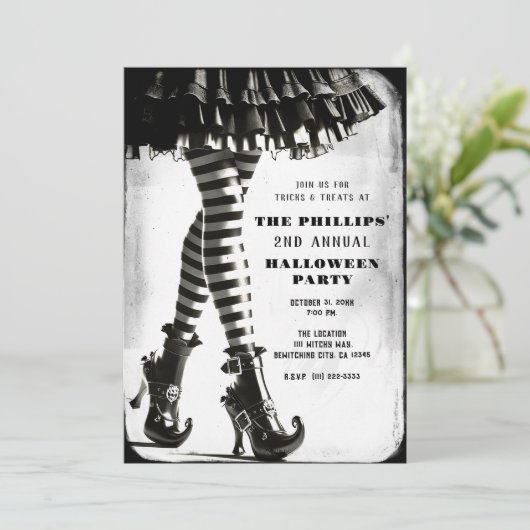 Gotische heks gestreepte benen zwart wit Halloween Kaart (Staand voorkant)