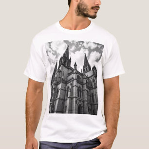 Gotische kathedraal - een majestueus houtskoolmees t-shirt