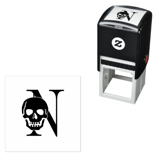 Gotische schedel boven enkel Initiaal monogram #3 Zelfinktende Stempel (In situ)