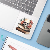 Gotische schedel met boeken en bloemen waterdicht sticker (Laptop met iPhone)