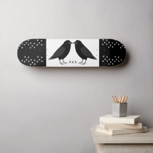 Gotische trouwkus raven met eigen monogram skateboard