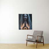 Gotische vrouw met kruisbeeld wandkleed (In situ)