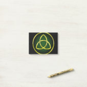 goud en groene triquetra post-it® notes (Op bureau)