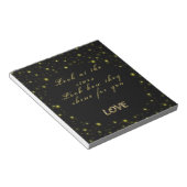 Goud en sparkles sterren op zwart notitieblok (Schuin)