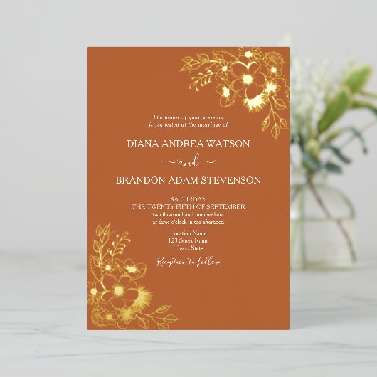 goud en terracotta bruiloft QR-code Folie Uitnodiging (Staand Voorkant)