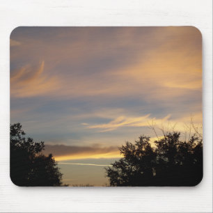 Goud gekleurde wolken bij zonsopgang op een muisma muismat