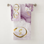 Goud Infinity Initiaal Monogram op paarse en goude Bad Handdoek (Insitu)