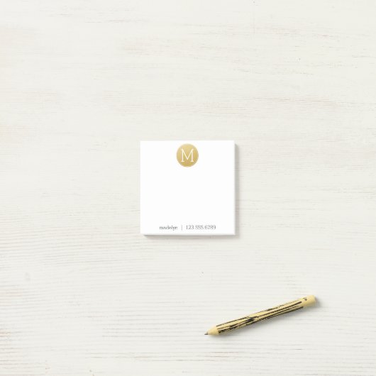 Goud monogram met naam en contactnummer post-it® notes (Op bureau)