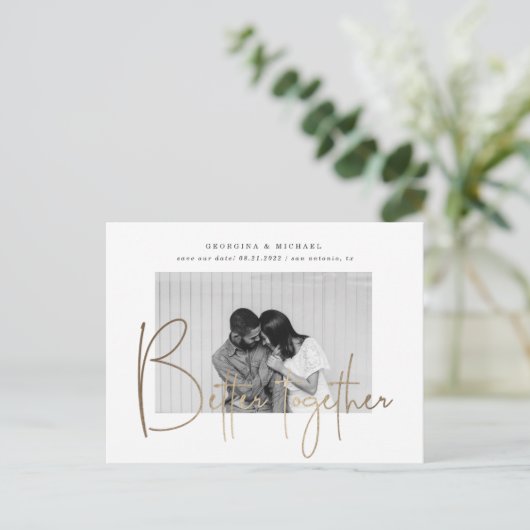 Goud Script Een foto Bewaar het datum Verloving Briefkaart (Staand voorkant)