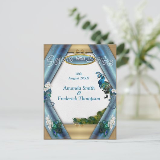 Goud, twee pacocks, veren op Emerald Green Silk Aankondigingskaart (Staand voorkant)