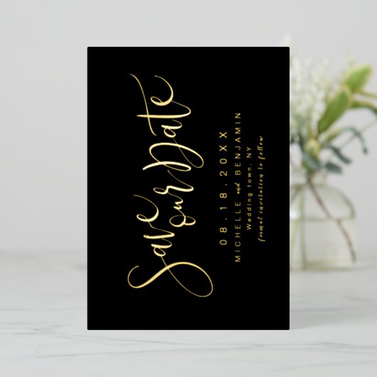 Goud Zwarte Moderne Script Eenvoudige Save The Dat Folie Uitnodiging (Staand Voorkant)