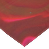 Gouddraak in reliëf op rode plaat tafelkleed (Gekanteld)