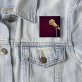Gouden audio microfoon vierkante button 5,1 cm (In situ)