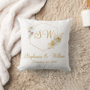 Gouden bloemig monogram logo trouwcadeau kussen