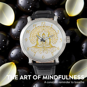 Gouden Boeddha mediteert tussen de bomen Horloge