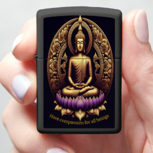 Gouden Boeddha mediterend in lotushouding.