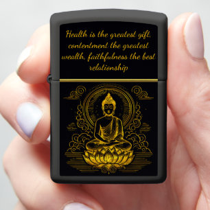 Gouden Boeddha zit in de Lotus Pose.