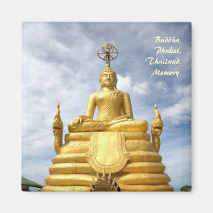 Gouden Boeddhabeeld op de heuvel in Phuket Magneet
