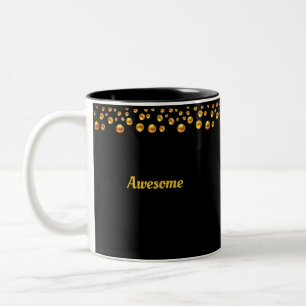 Gouden confetti en gepersonaliseerde tekst op zwar tweekleurige koffiemok
