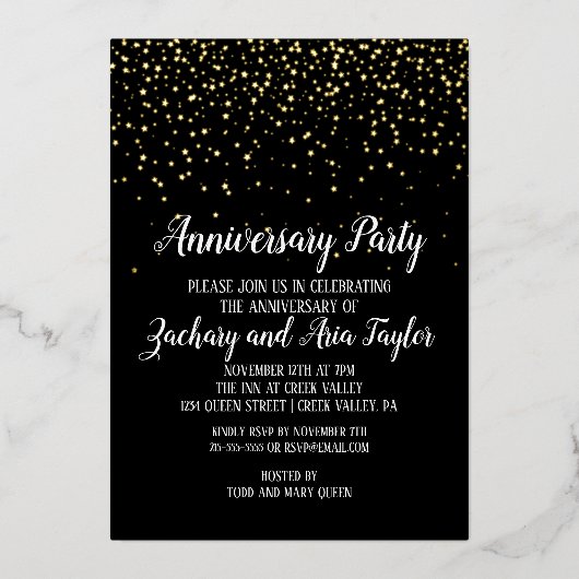 Gouden confetti op zwart jubileumfeest goud folie uitnodiging (Voorkant)