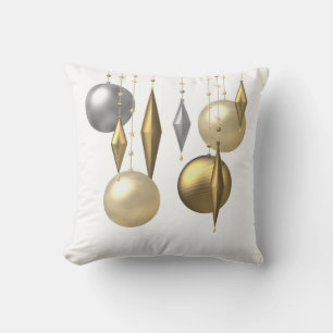 gouden dmeeuwse kerstbal tegen witte achtergrond kussen