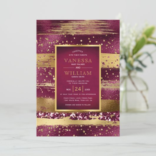 Gouden en bordeaux streken en confetti bruiloft kaart (Staand voorkant)