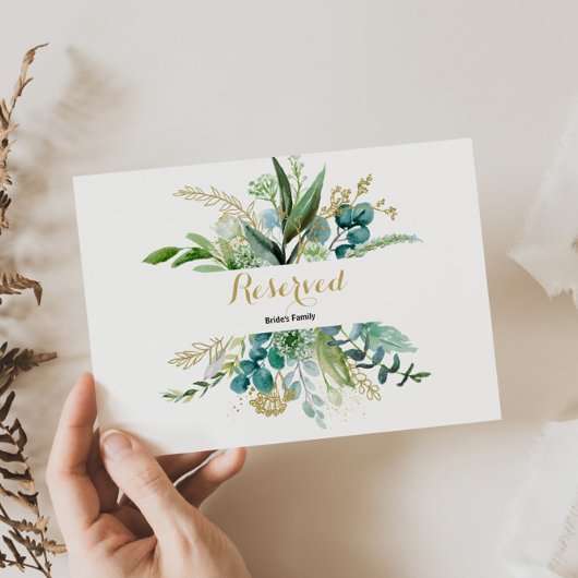 gouden en groene eucalyptusplaat