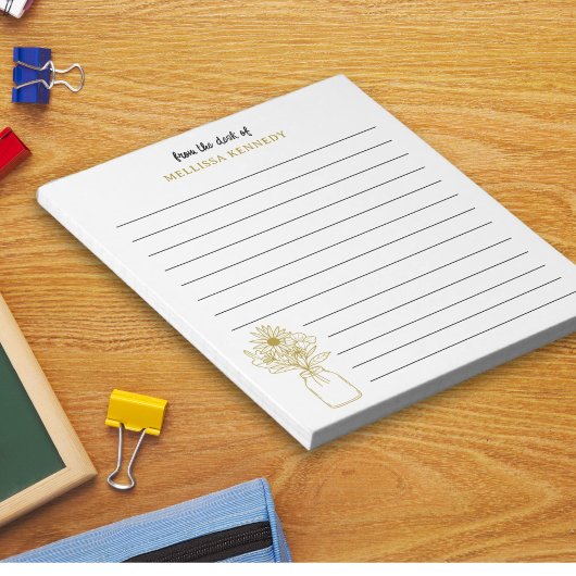 Gouden en witte wilde bloem gevoerd vanaf het bure notitieblok