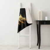 Gouden engelenvleugels op een zwarte achtergrond sherpa deken (In situ)