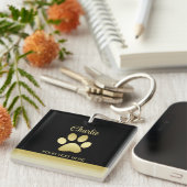 Gouden glanzende hondenpoot op zwarte achtergrond sleutelhanger (Voorkant Rechts)