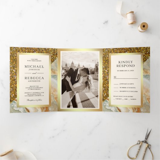 Gouden Glitter Bruin Marmeren Fotobruiloft Drieluik Uitnodiging (Binnen)