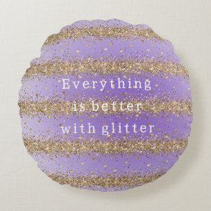 Gouden harten schitteren paarse glitterspraak  rond kussen