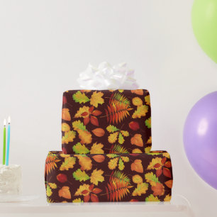 Gouden herfstbladprint op bordeauxrood cadeaupapier